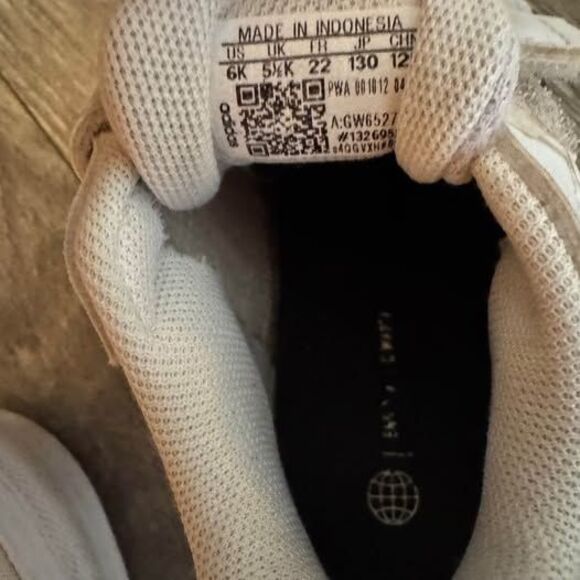 6 pairs of toddler shoes- sizes range from 6-8 - Picture 8 of 8